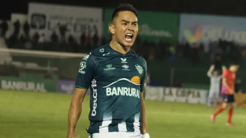 Oscar Santis hace el 2-0 ante Municipal