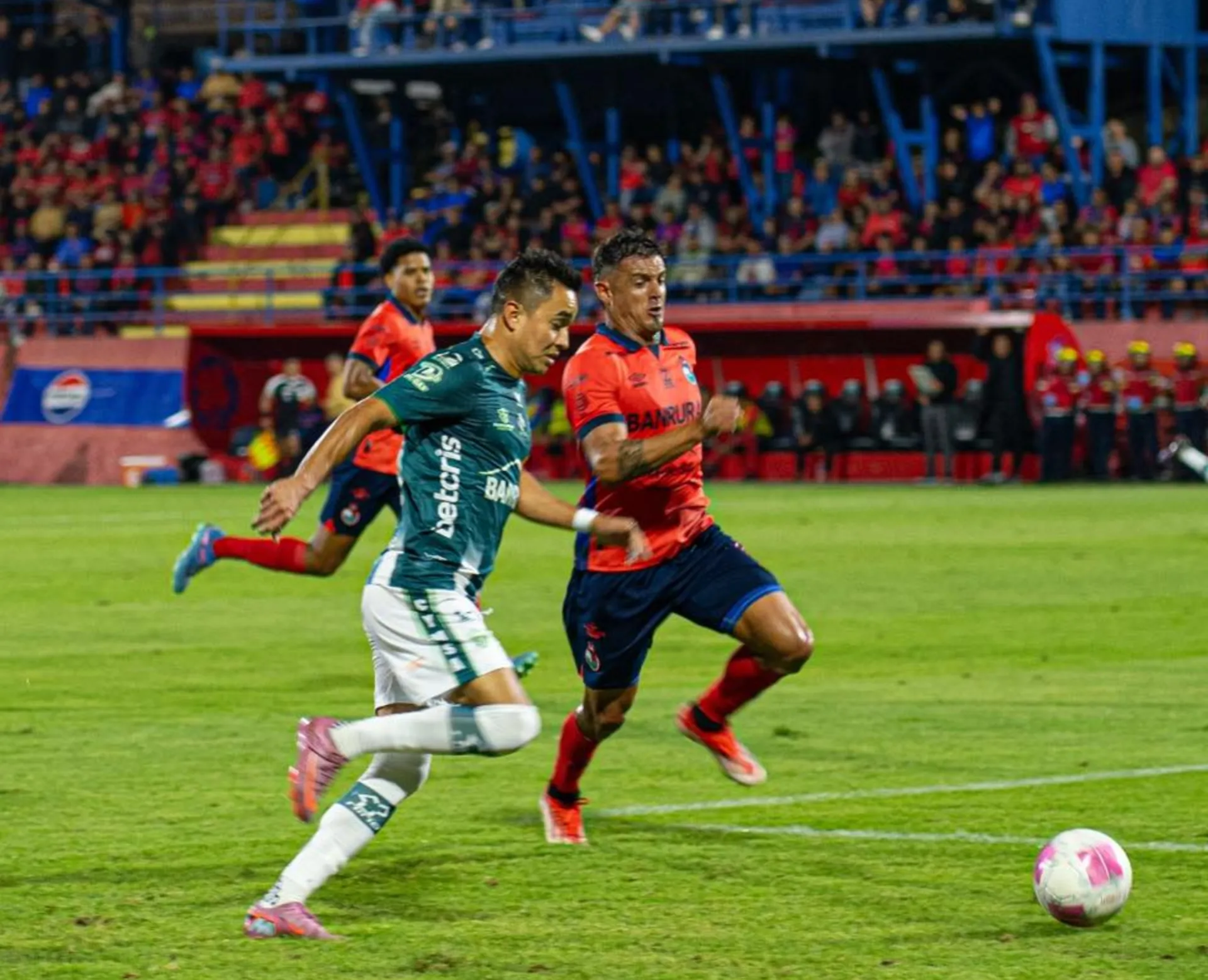 Darwin Torres, quien se perdería la vuelta, marca a un desequilibrante Óscar Santis. (Foto: Antigua GFC)