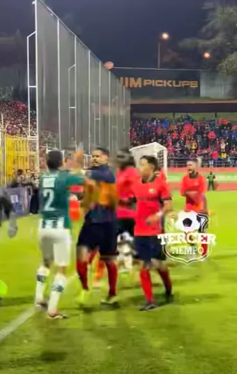 Chava Estrada agrede al 2 de Antigua GFC.