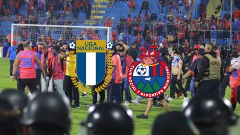 Los aficionados invadieron el terreno de juego.