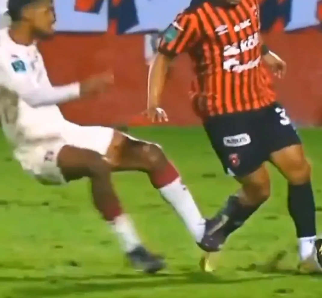 El patadón de Gerald Taylor contra la humanidad de Creichel Pérez (X).