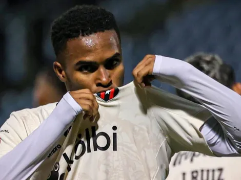 Kenyel Michel hace enojar a todos en Saprissa