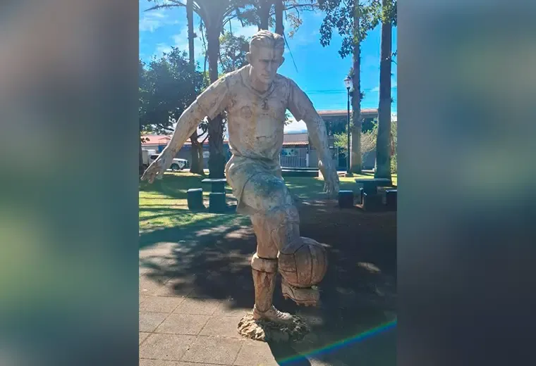 La estatua al máximo ídolo de los manudos (Foto: Teletica).