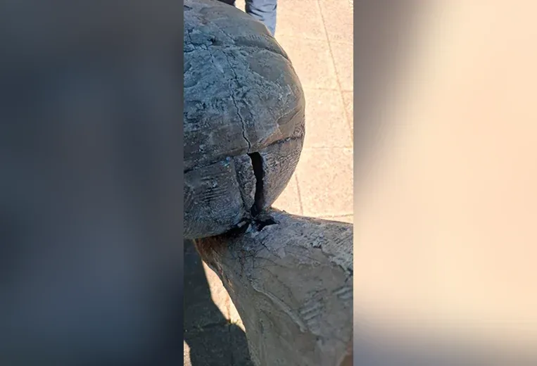 La estatua se resquebrajó debido al acto de vandalismo (Teletica).