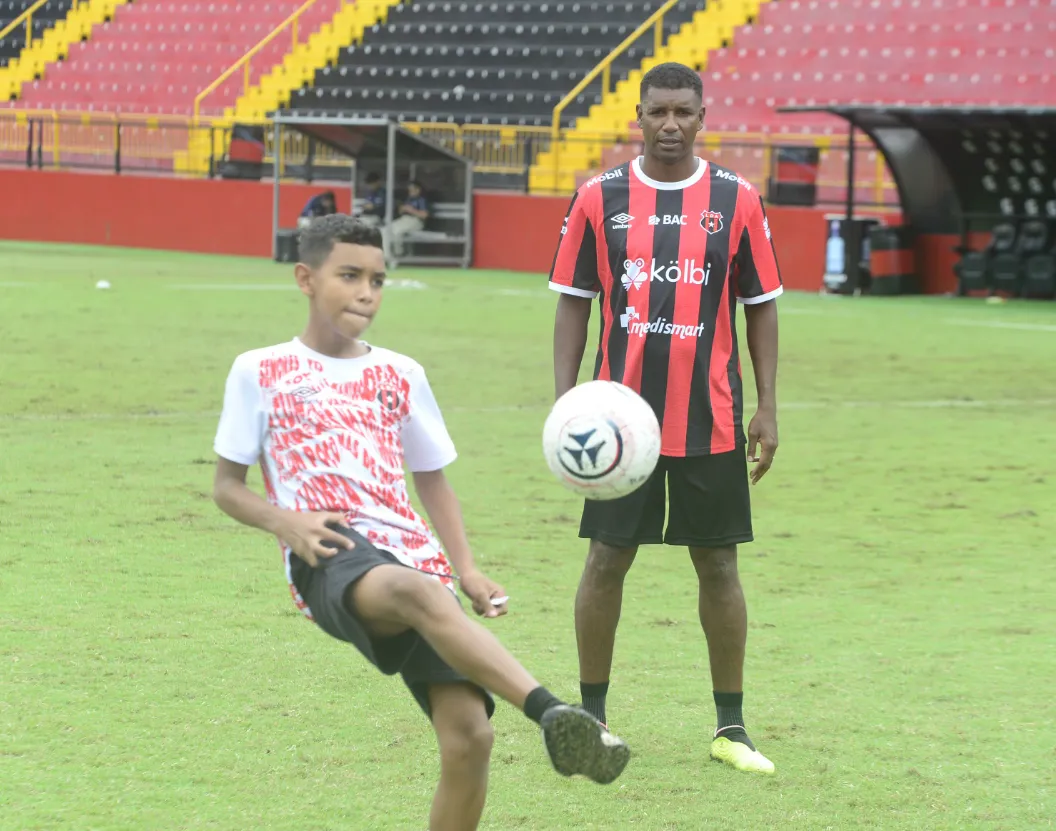 Kenay Myrie dio sus primeros pasos en Alajuelense (La Nación).