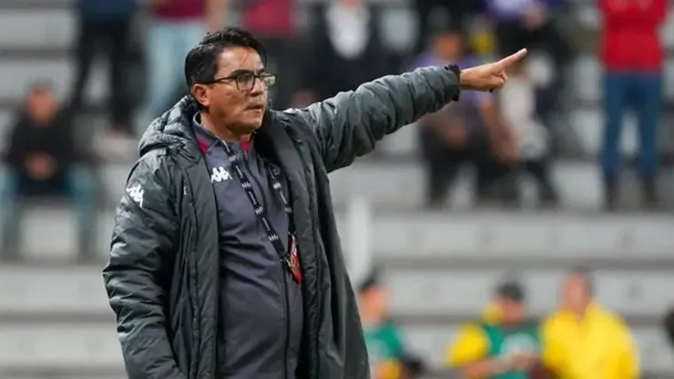 Vladimir Quesada le marca la salida a un extranjero.