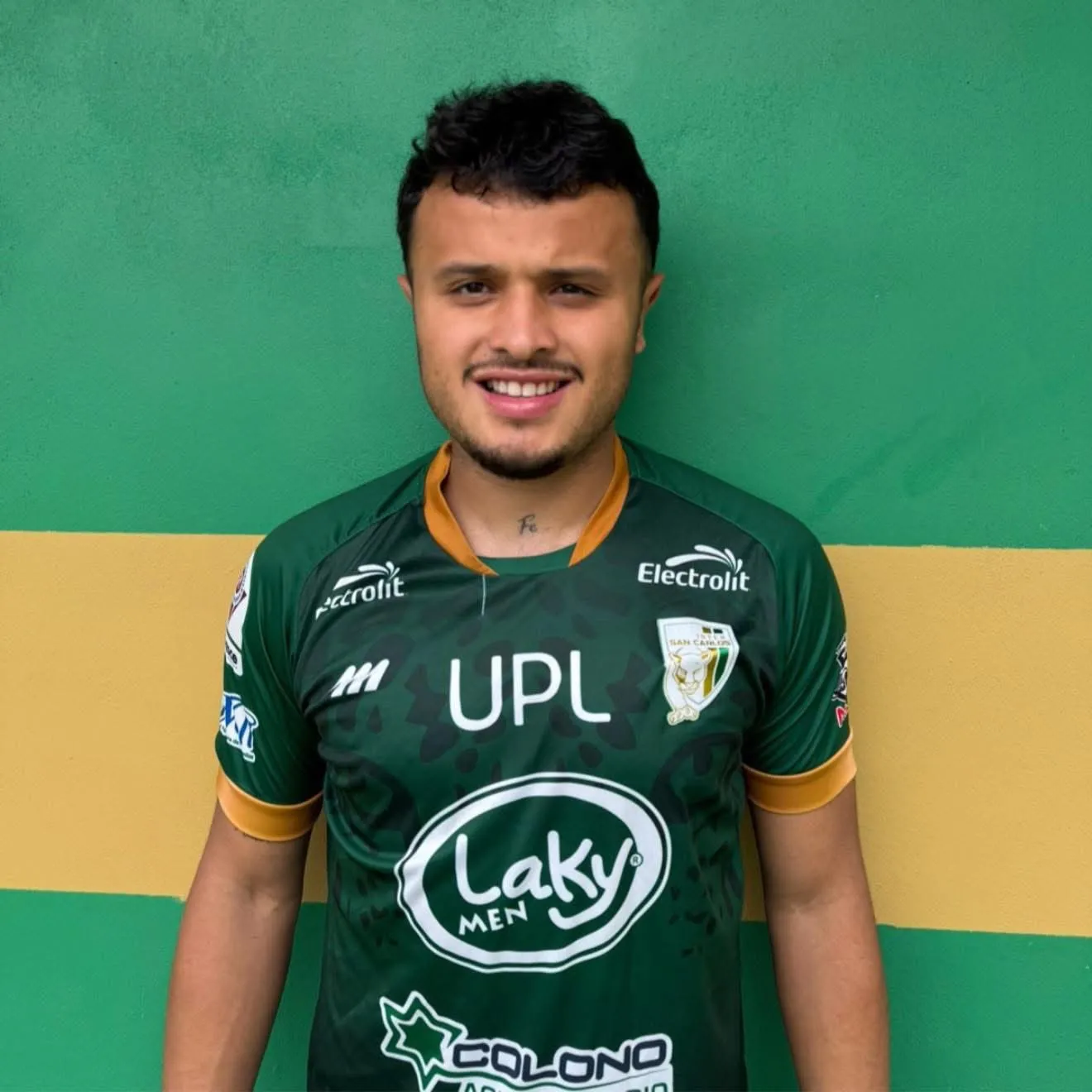 Alemán posa con la camiseta de su nuevo club.