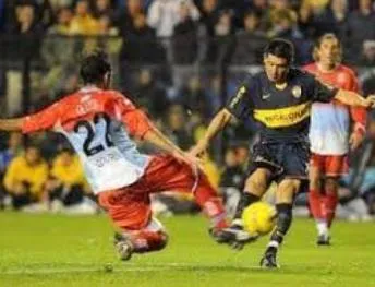 Contreras bloqueando un disparo de Juan Román Riquelme (Radio Gráfica).