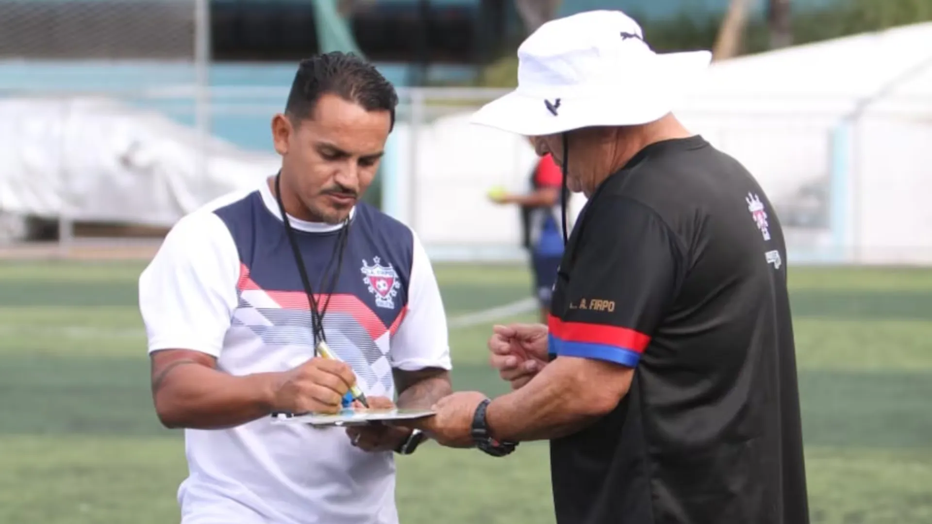 Kevin Sancho intercambiando conceptos con Marvin Solano. (Foto: LA Firpo)