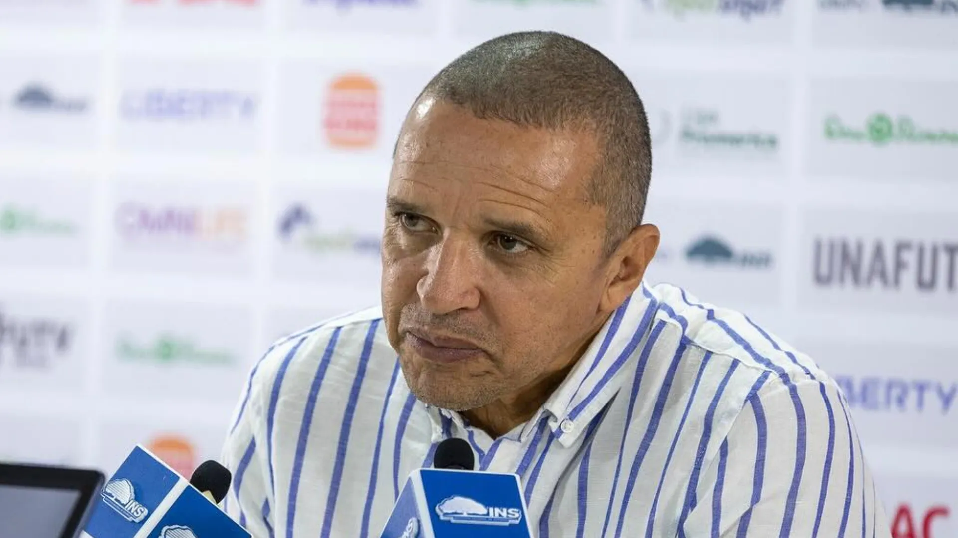 Erick Lonnis tomó una polémica decisión.