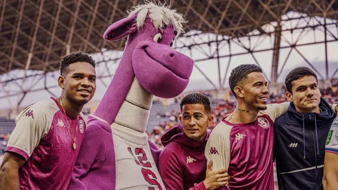 Saprissa deja salir a otro jugador.