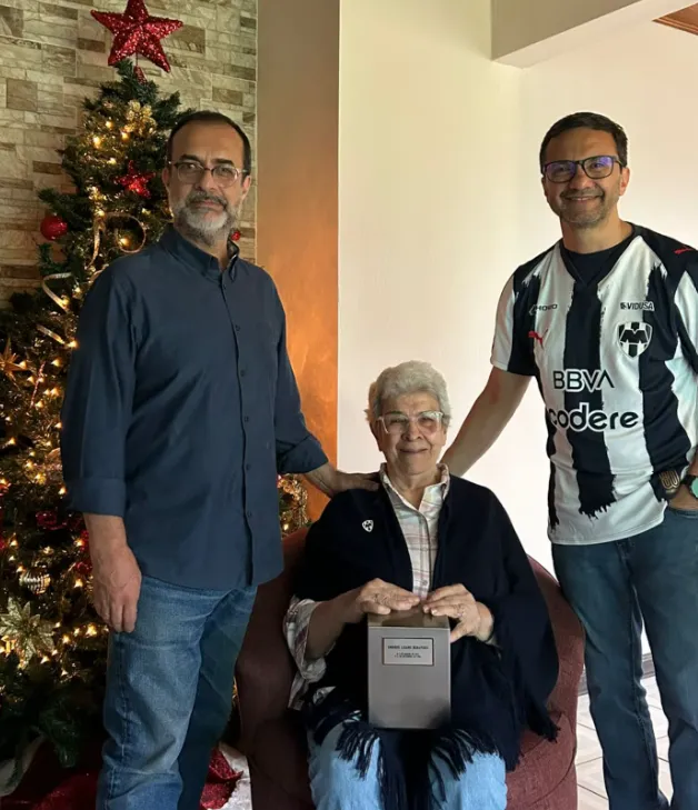 La familia Lizano recuperó las cenizas de Don Enrique (La Teja).