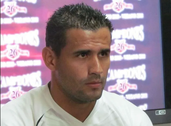 Fernando Sequeira se arrepiente de la vida de excesos que frenó su carrera (La Nación).