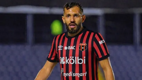 Jorge Álvarez quiere jugar en Alajuelense.
