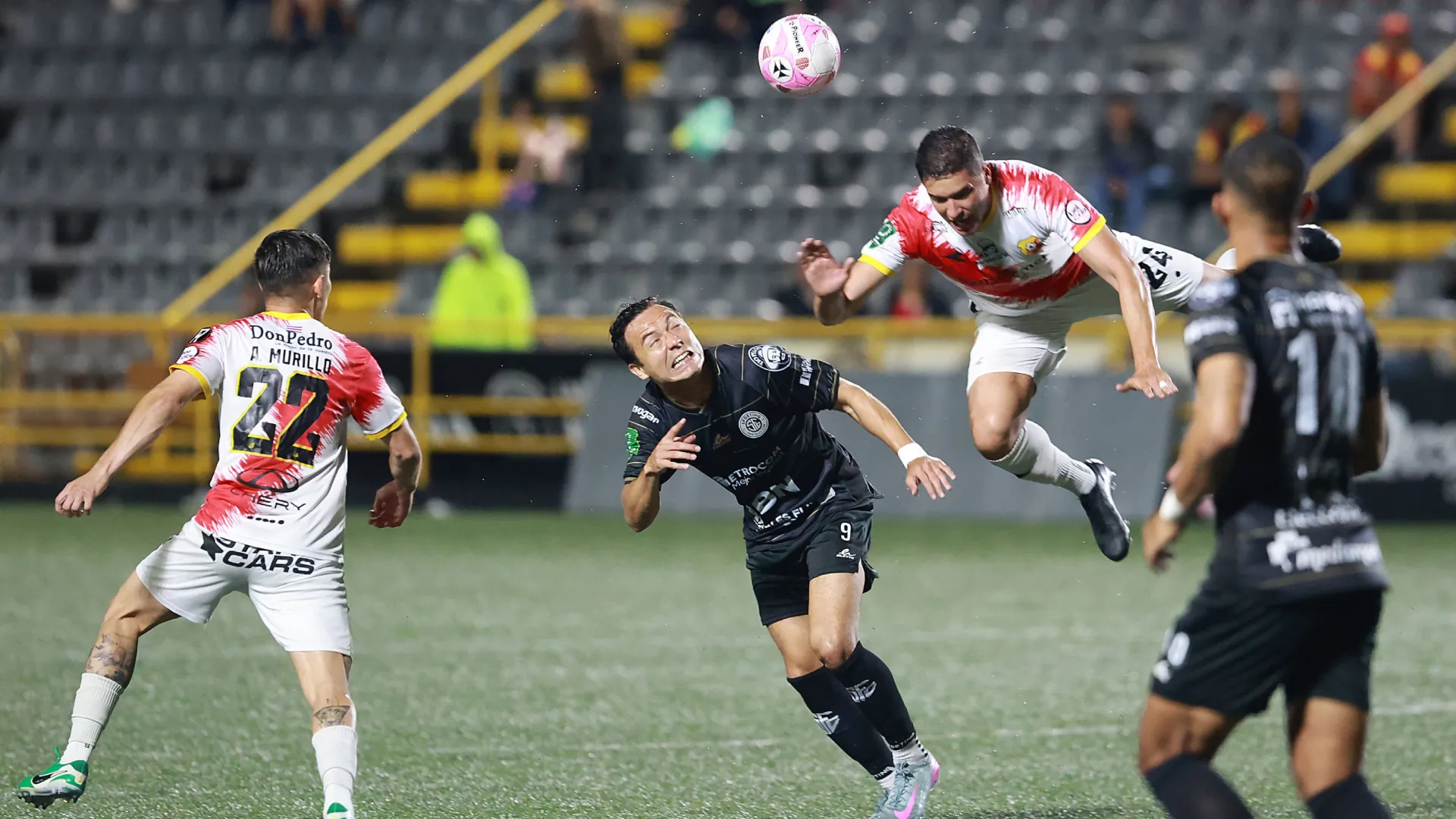 La última vez que se vieron las caras, el pasado 31 de octubre, Herediano derrotó 1-0 a Sporting con el gol de Brian Rubio. (Foto: La Nación)