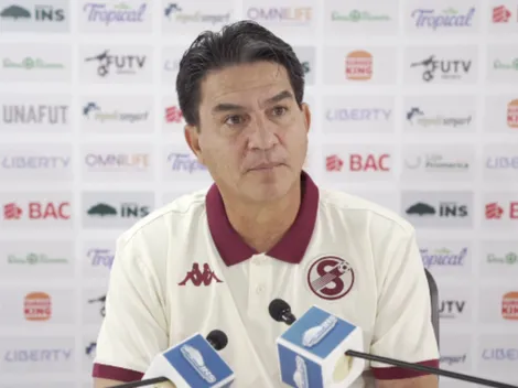 Vladimir Quesada hace enojar a todos en Saprissa