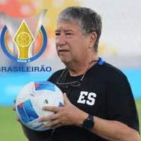 Bolillo Gómez celebra el salto de una de las jóvenes promesas de la Selección de El Salvador