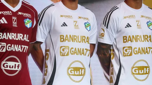 La afición de Comunicaciones celebra la llegada más esperada.
