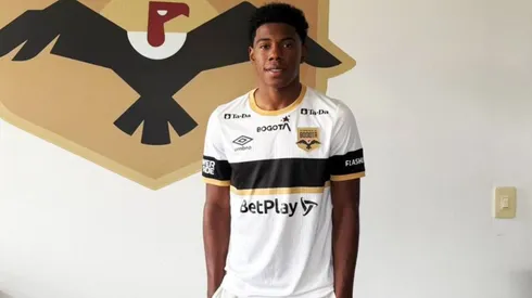 Problemas para Dereck Moncada después de firmar en Colombia.
