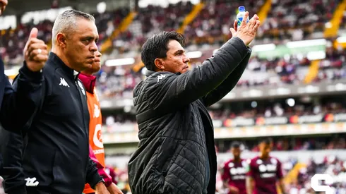 Vladimir Quesada recibe una gran noticia.
