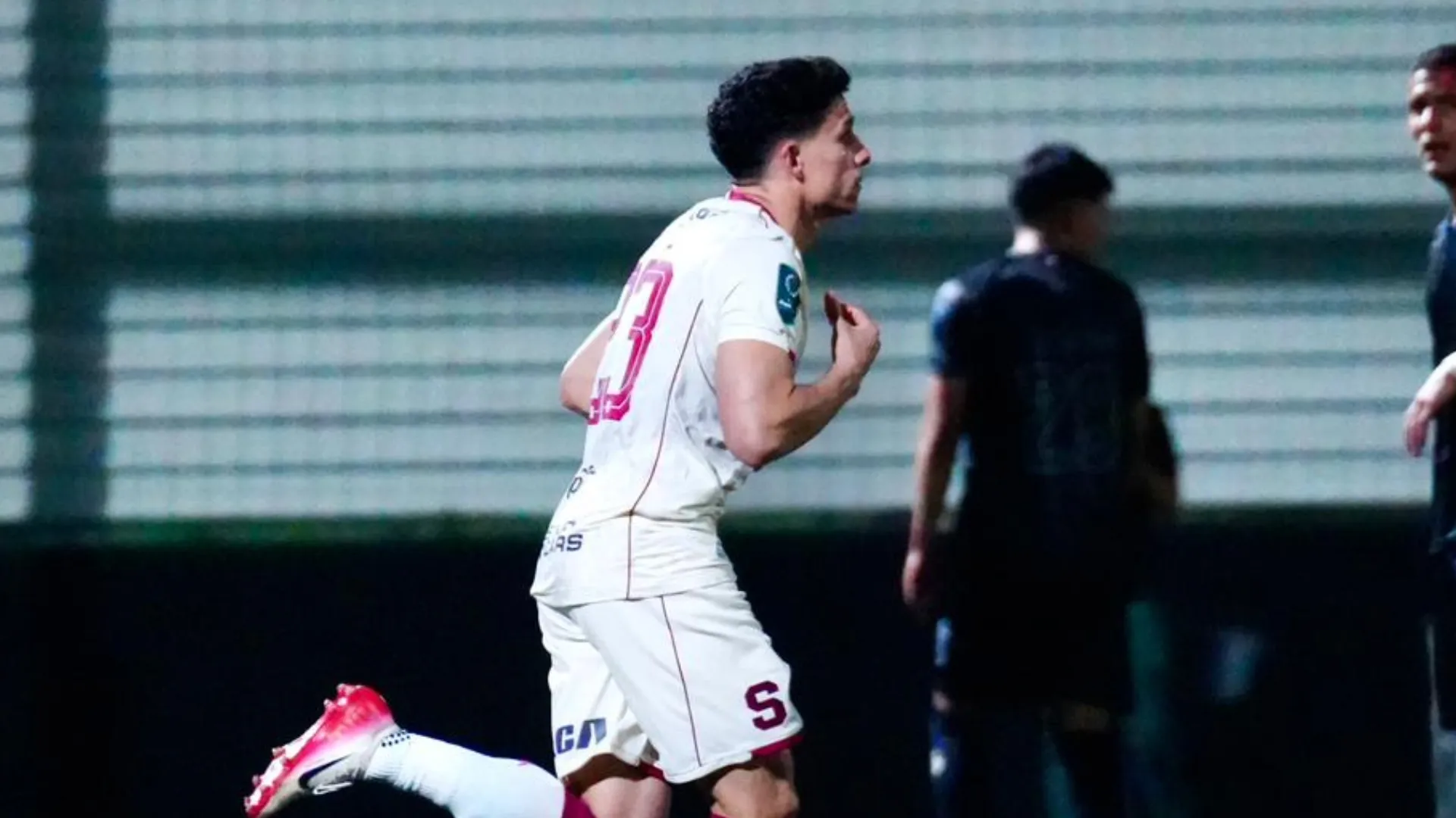 Luis Paradela ingresó en el segundo tiempo.