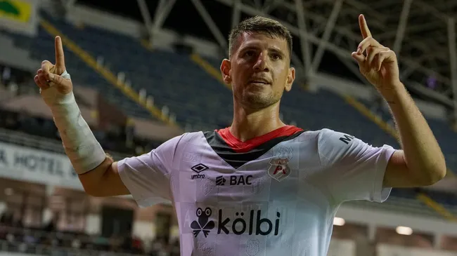 Alberto Toril se va de Alajuelense.
