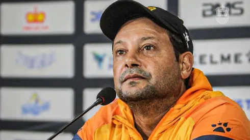 Jeaustin Campos durante una conferencia de prensa con Real España en Honduras.