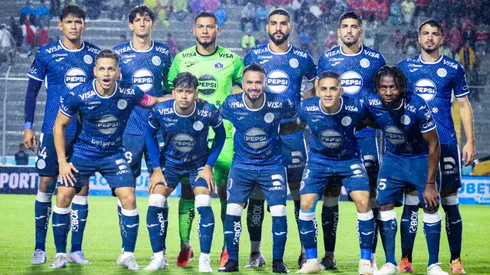 El once inicial de Motagua durante un encuentro de la Liga Nacional de Honduras.