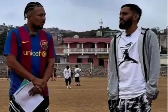 Jorge Álvarez junto al periodista Kevin Barahona en una reciente entrevista.