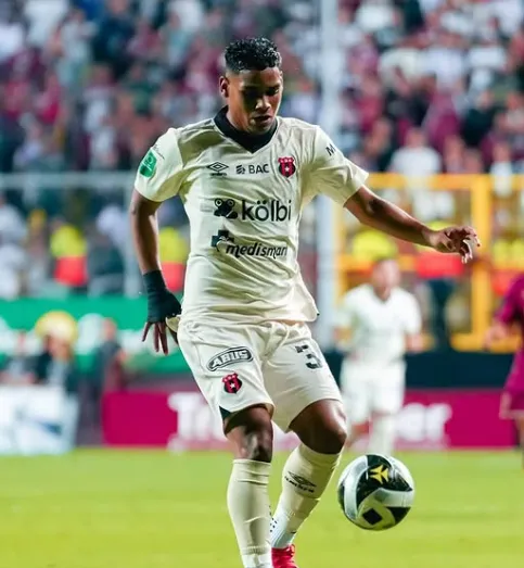 Creichel Pérez recibió silbidos en el Morera Soto (Instagram).