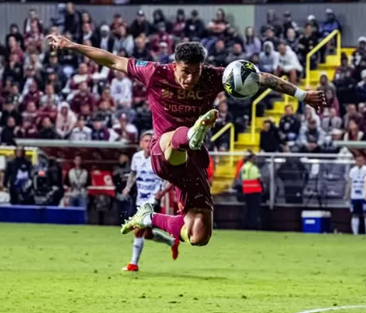 Vladimir Quesada quiere llevar de a poco a Paradela (Joyi Photo).