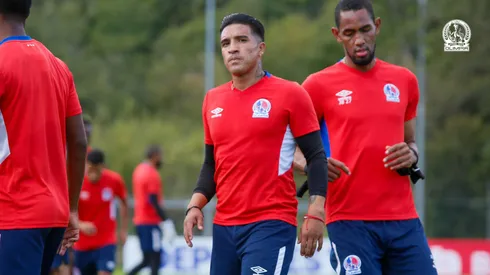 Michaell Chirinos y Jerry Bengtson durante un entrenamiento con el Olimpia.