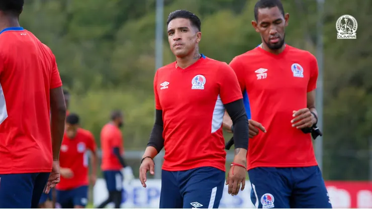 Michaell Chirinos y Jerry Bengtson durante un entrenamiento con el Olimpia.