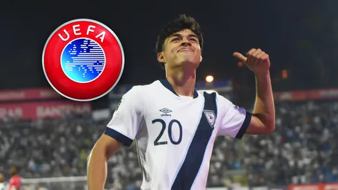 Olger Escobar, celebrando uno de sus goles con Guatemala.