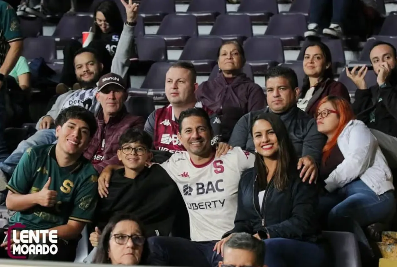 Brenes en La Cueva junto a su familia (La Teja / Lente Morado).