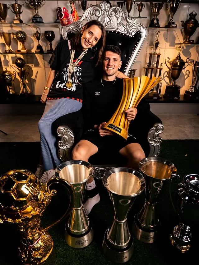 Toril levantó 6 trofeos en Alajuela (Instagram).