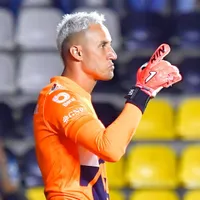 Keylor Navas se aleja de Pumas