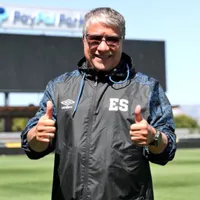 Bolillo Gómez celebra el salto en la carrera de uno de sus jugadores al firmar por su nuevo equipo en el extranjero