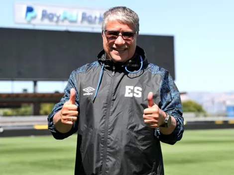 Bolillo Gómez celebra el salto en la carrera de uno de sus jugadores al firmar por su nuevo equipo en el extranjero