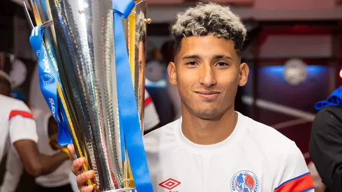 José Mario Pinto con la Copa 40 que ganó Olimpia en el Apertura de la Liga Nacional de Honduras.