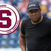 Hernán Medford aún no firma con Saprissa y ya enfrenta un enorme problema