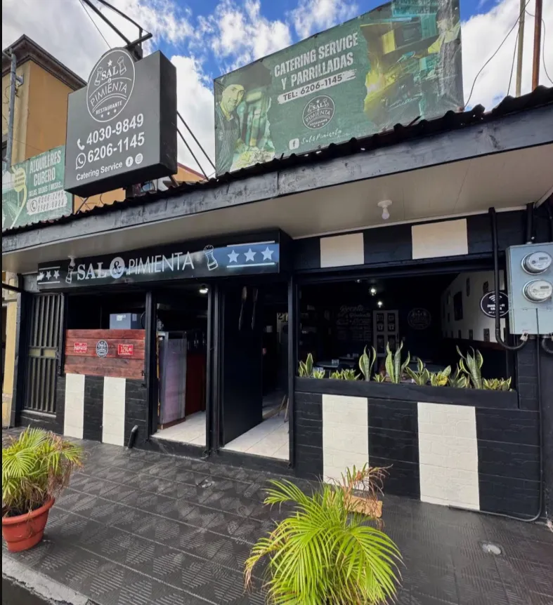 Sal y Pimienta se ubica 50 metros al este de Bar Saprissa (La Teja).