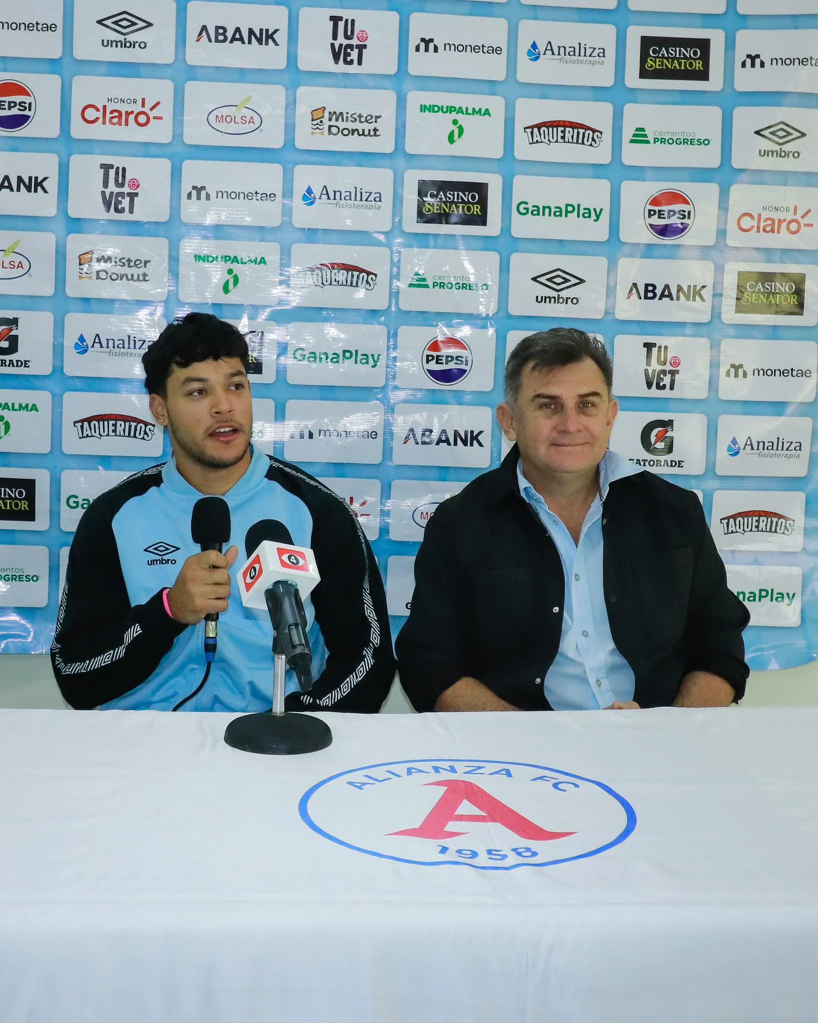 Castillo en la presentación junto al presidente Sibrián.