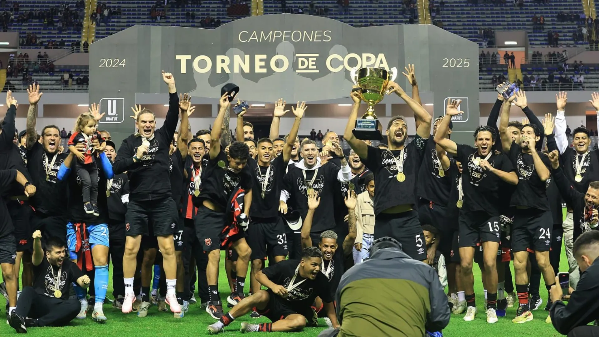 El plantel de Alajuelense celebra el bicampeonato del Torneo de Copa. La final se jugó en marzo y le ganaron 1-0 a Puntarenas en el Estadio Nacional. (Foto: LDA)