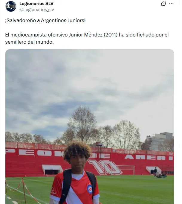 Méndez posa en el Estadio Diego Armando Maradona.