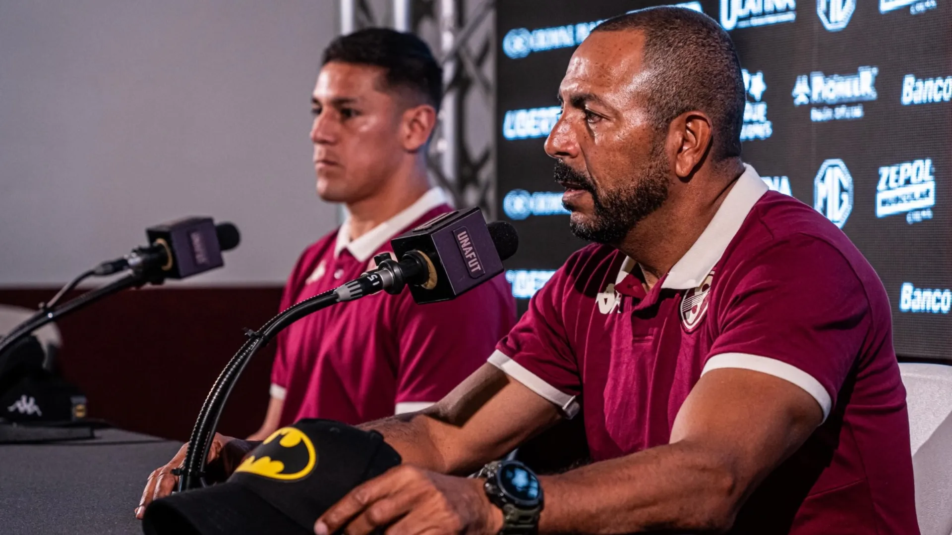 Marco Herrera en rueda de prensa junto a Óscar Duarte. (Foto: Saprissa)