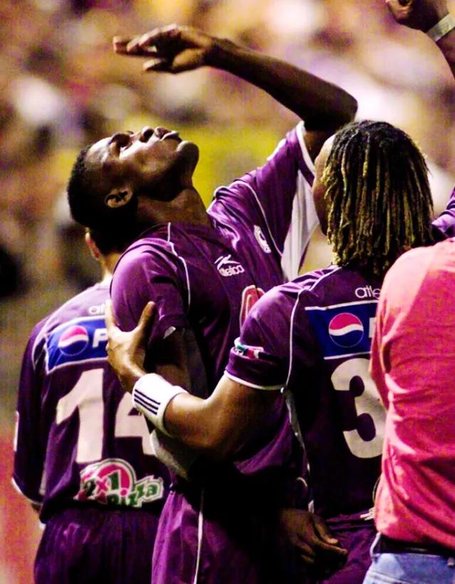 “Winyi” Robinson celebrando uno de sus goles como morado (La Nación).