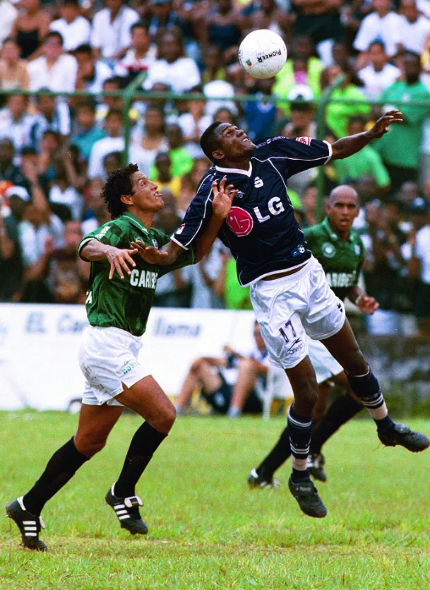 Robinson traicionó a Alajuelennse para vestirse de morado (La Nación).