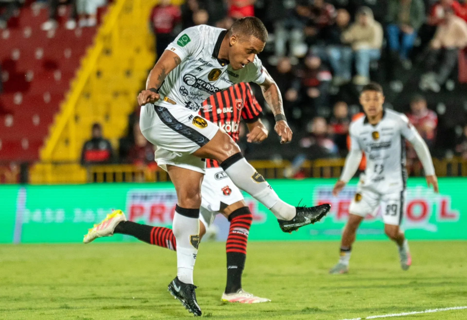 El momento del gol de Josquín Alonso Hernández contra Alajuelense. (Foto: AD Municipal Liberia)