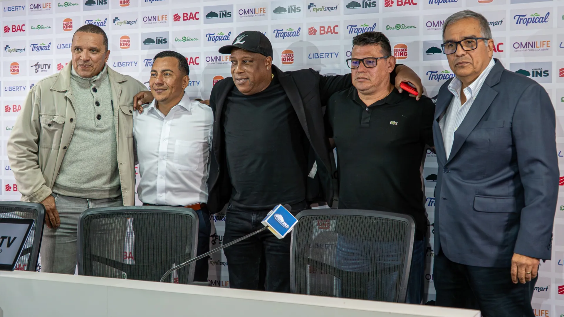 Geiner Segura, junto a Hernán Medford, durante la presentación del nuevo cuerpo técnico. (Foto: Saprissa)